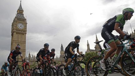 Le peloton du Tour de France passe devant Big Ben &agrave; Londres (Royaume-Uni) lors de la troisi&egrave;me &eacute;tape de la course, le 7 juillet 2014. ( LUKE MACGREGOR / REUTERS )