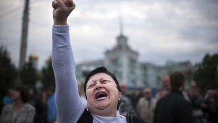 Une femme clame des slogans pro-s&eacute;paratistes, &agrave;&nbsp;Louhansk, dans l'est de l'Ukraine, le 12 mai 2014. (DIMITAR DILKOFF / AFP)