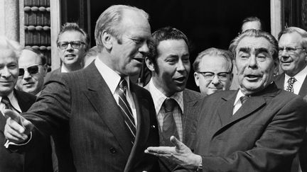 Le président américain Gerald Ford (à gauche) avec le leader soviétique Leonid Brejnev, à Helsinki le 30 juillet 1975 (AFP / LEHTIKUVA)