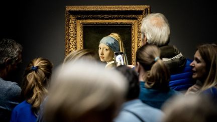 Le tableau "La Jeune Fille à la perle" exposé à La Haye. (KOEN VAN WEEL / ANP MAG)