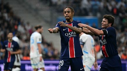 La joie de Bradley Barcola et Joao Neves, buteurs avec le PSG contre l'OM, le 27 octobre 2024, au stade Vélodrome. (MIGUEL MEDINA / AFP)