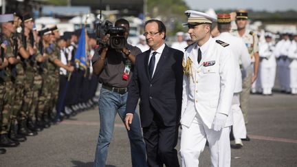 Fran&ccedil;ois Hollande arrive &agrave; l'a&eacute;roport de Cayenne (Guyane), le 13 d&eacute;cembre 2013. (RONAN LIETAR / REUTERS)