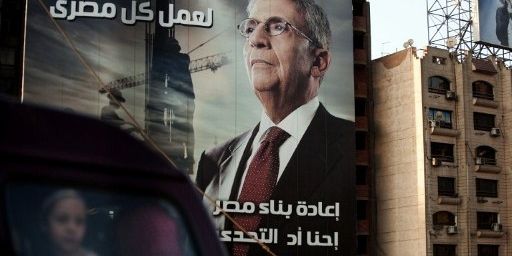 Une voiture passe devant un panneau électoral du candidat Amr Mussa (8-5-2012) (AFP - GIANLUIGI GUERCIA )