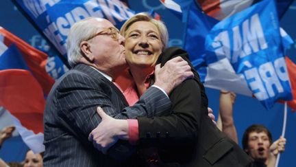 Jean-Marie et Marine Le Pen, le 30 mars 2012, lors d'un meeting à Nice (Alpes-Maritimes). (Photo d'illustration) (BORIS HORVAT / AFP)