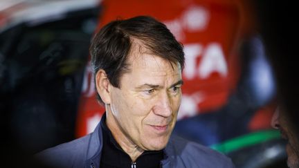 L'entraîneur d'al-Nassr Rudi Garcia, sur le bivouac du rallye Dakar, le 8 janvier 2023. (JULIEN DELFOSSE / AFP)