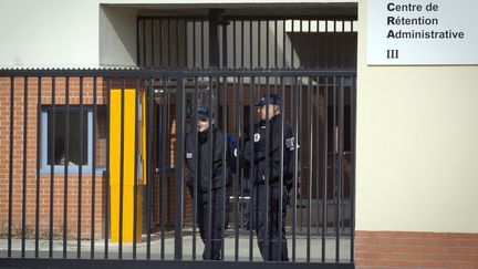 Des officiers de police devant le centre de rétention administrative de&nbsp;Mesnil-Amelot, près de Paris, le 22 février 2012. (JOEL SAGET / AFP)