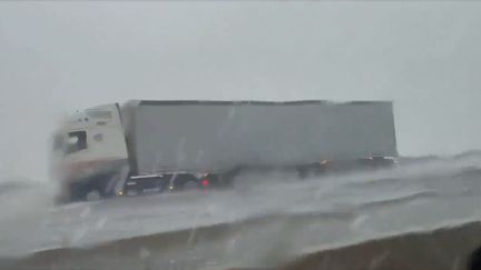 L'autoroute A9 entre Gaillargues et Nîmes (Gard), mardi 14 septembre 2021 en fin de matinée. Extrait d'une vidéo&nbsp;postée sur la page Facebook de Jean-Michel Abry. (CAPTURE D'ÉCRAN)