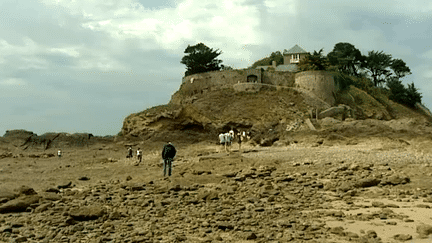 L'île du Guesclin est uniquement accessible à pied et à marée basse.
 (capture d&#039;écran France 3 / Culturebox)