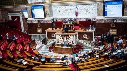 Les députés siègent dans l'hémicycle de l'Assemblée nationale, à Paris, le 13 mars 2023. (XOSE BOUZAS / HANS LUCAS / AFP)