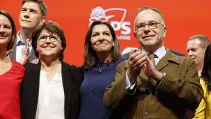 Anne Hidalgo, aux côtés de Martin Aubry (à gauche) et de Bernard Cazeneuve (à droite), le 23 octobre 2021 à Lille. (OLIVIER CORSAN / MAXPPP)