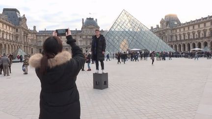 En 2018, 10,2 millions de visiteurs ont arpenté les galeries du Louvre.&nbsp; (CAPTURE D'ECRAN FRANCEINFO)