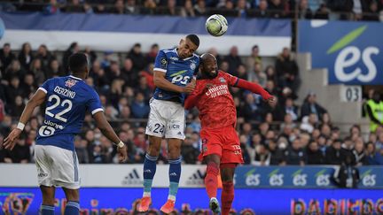 Le RC Strasbourg d'Alexander Djiku et l'OL de Moussa Dembélé se sont quittés sur un score nul, dimanche. (FREDERICK FLORIN / AFP)