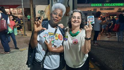 Sebastiana et Olga suivent Lula depuis la formation du Parti des Travailleurs. Ici à Rio de Janeiro (Brésil) le 30 septembre 2022 (SANDRINE ETOA-ANDEGUE / RADIO FRANCE)