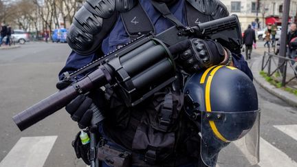 Un CRS équipé d'un Penn Arms, un modèle de lanceur de balles de défense, lors d'une manifestation à Paris, le 3 mars 2020. (UGO PADOVANI / HANS LUCAS / AFP)