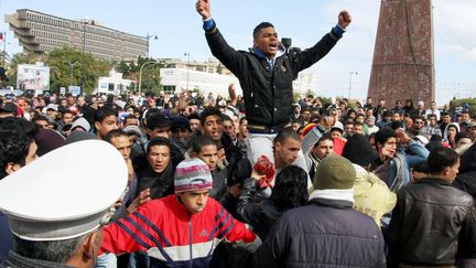 Des dizaines de milliers de personnes ont assist&eacute; le 8 f&eacute;vrier 2013 aux fun&eacute;railles de l'opposant assassin&eacute; Chokri Bela&iuml;d en criant leur col&egrave;re contre le pouvoir islamiste en Tunisie (KHALIL / AFP)