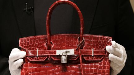 Un sac "Birkin", de la marque Herm&egrave;s, le 21 juin 2007 &agrave; New&nbsp;York (Etats-Unis). (TIMOTHY A. CLARY / AFP)