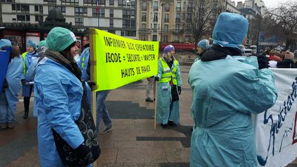 Quelques centaines d'infirmières et d'infirmiers ont manifesté à Paris, mardi 24 janvier. (Valentine Joubin / Radio France)