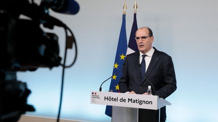 Le Premier ministre Jean Castex s'exprime depuis Matignon, à l'issue d'un conseil de défense sanitaire, le 17 décembre 2021.&nbsp; (GEOFFROY VAN DER HASSELT / AFP)