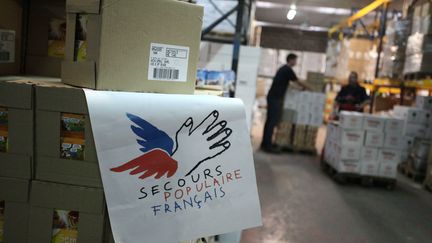 Les b&eacute;n&eacute;voles du Secours populaire de Lille pr&eacute;parent des cartons de nourriture, le 20 septembre 2011.&nbsp; (BAZIZ CHIBANE / SIPA)