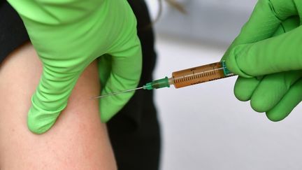 Parmi les populations prioritaires en France pour un vaccin contre le coronavirus, se trouvent environ 6,8 millions de personnes à risque d'exposition professionnelle.&nbsp; (FRANKHOERMANN / SVEN SIMON / AFP)