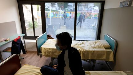 Un enfant hossitalisé dans l'unité de pédopsychiatrie de l'hôpital Robert Debré à Paris, le 10 novembre 2020. (ARNAUD JOURNOIS / MAXPPP)