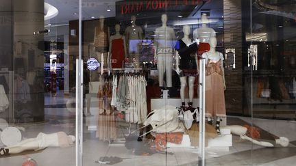 Un magasin H&amp;M saccagé à Johannesburg par des membres du groupe Economic freedom fighters (EFF) pour s'opposer à une publicité jugée raciste de l'enseigne. (WIKUS DE WET / AFP)