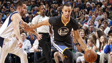 Stephen Curry (Golden State Warriors) échappe à JJ Barea (Dallas Mavericks) (DANNY BOLLINGER / NBAE / GETTY IMAGES)