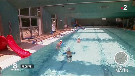 Des enfants dans un bassin. (France 2)