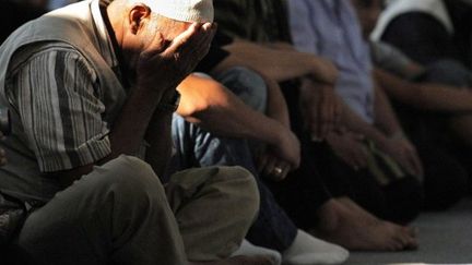 Un musulman à la Grande mosquée de Strasbourg en août 2011 (AFP PHOTO / PATRICK HERTZOG)