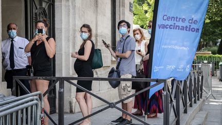 Une file d'attente devant un centre de vaccination parisien, le 15 juin 2021. (MAXPPP)