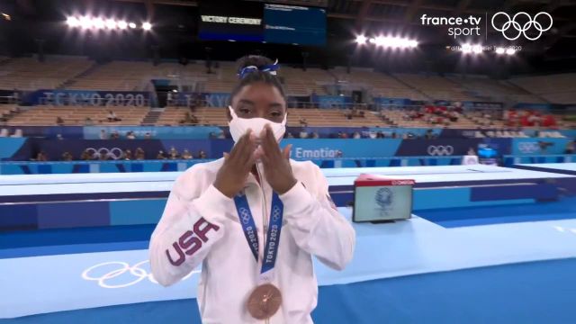 Ovation sur le podium pour Simone Biles. La quadruple championne olympique, s'offre le bronze pour son retour dans la compétition en poutre d'équilibre. En 2016, elle avait déjà gagné le bronze dans cette épreuve.