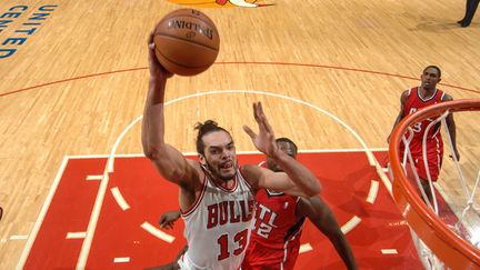 Joakim Noah tente un dunk (RANDY BELICE / NBAE / GETTY IMAGES)