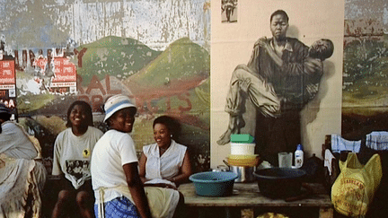 Une Pieta moderne dans les rue de Soweto en 2002.
 (Ernest Pignon-Ernest / France 3 Limousin)