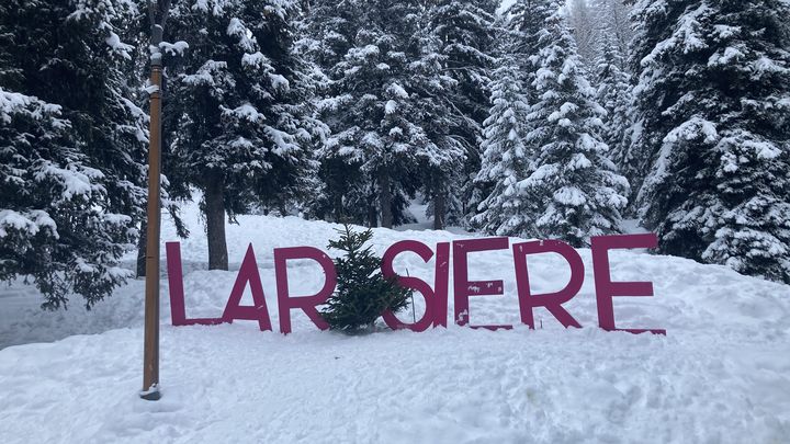 La station de La Rosière, perchée à 1 850m d’altitude accueille également chaque été au mois d'août le "Rassemblement de Saint-Bernard". C’est une communauté fidèle qui se réunie pendant 2 jours pour fêter le chien, véritable emblème de la station. Au programme : concours d’élégance, balade avec les chiens, photo au col du petit Saint-Bernard, courses d’obstacles... (INGRID POHU / RADIOFRANCE)