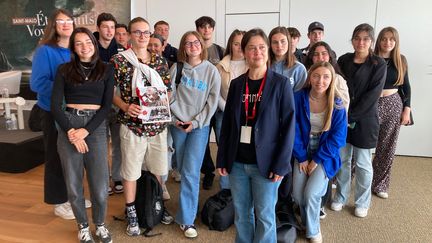 La classe de&nbsp;1ère &nbsp;STMG du lycée Benjamin Franklin d'Auray (Morbihan)&nbsp;avec l'écrivaine Stéphanie Hochet, au Festival Etonnants Voyageurs, Saint-Malo le 3 juin 2022 (Laurence Houot / FRANCEINFO CULTURE)