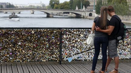 Un couple sur le Pont des Arts à Paris (Illustration) (PATRICK KOVARIK / AFP)