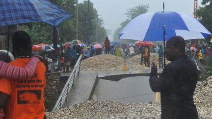 Un pont effondr&eacute; &agrave; Port-au-Prince, en Ha&iuml;ti, le 25 octobre 2012, apr&egrave;s le passage de l'ouragan Sandy (THONY BELIZAIRE / AFP)