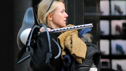 En vacances, Naomi Watts n'oublie jamais sa selle de v&eacute;lo mod&egrave;le XXXXXL. Madame a un post&eacute;rieur fragile donc... (WENN / SIPA)