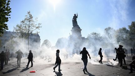 Des "gilets jaunes" manifestent sur la place de la République, à Paris, le 20 avril 2019. (ANNE-CHRISTINE POUJOULAT / AFP)