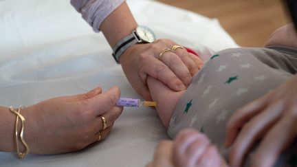 Un bébé est vacciné, à Réalmont (Tarn), en 2019.&nbsp; (GARO / PHANIE / AFP)