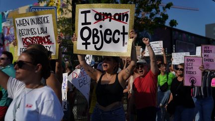 Une marche organisée pour contester la décision de la Cour suprême de revenir sur la garantie constitutionnelle de l'avortement, le 24 juin 2022, à Miami (Floride, Etats-Unis).&nbsp; (ALLISON DINNER / ANADOLU AGENCY / AFP)