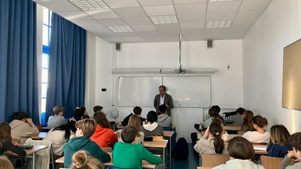 600 avocats se sont rendus dans 450 établissements scolaires à l'occasion de la 7e édition de la Journée du Droit. (NOEMIE BONNIN - FRANCEINFO - RADIO FRANCE)