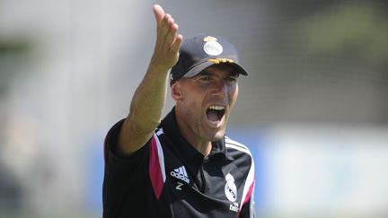 Zin&eacute;dine Zidane pendant le match Real Madrid Castilla-Atletico Madrid, le 24 ao&ucirc;t 2014 &agrave; Majadahonda (Espagne).&nbsp; (PEDRO ARMESTRE / AFP)