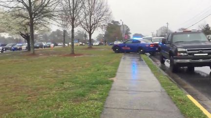 La police devant le lycée&nbsp;de Dalton (Géorgie, Etats-Unis) où un professeur a tiré un coup de feu sans faire de blessé, le 28 février 2018. (JORDANKIRKLAND / TWITTER / REUTERS)