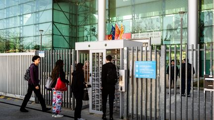 Attentat dans un lycée d'Arras : comment sécuriser les établissements scolaires ?