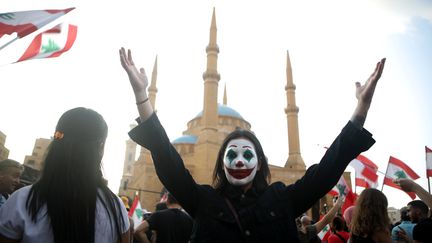 Une manifestante au Liban, avec un maquillage de Joker, le 19 octobre 2019. (PATRICK BAZ / AFP)