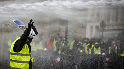 Un manifestant "gilet jaune" près de l'avenue Marceau à Paris, le 8 décembre 2018. (IAN LANGSDON / EPA)