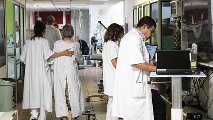 Des soignants travaillent à l'hôpital de Laval (Mayenne), le 6 juillet 2023. (FRANCOIS LEPAGE / HANS LUCAS / AFP)