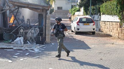 Un membre des forces armées israéliennes à Ashkelon (Israël), le 7 octobre 2023, après le lancement d'une attaque du Hamas. (AHMAD GHARABLI / AFP)