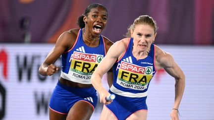 La sprinteuse Gémima Joseph transmet le témoin à Hélène Parisot, lors de la finale des championnats d'Europe du 4x100 m, à Rome, le 12 juin 2024. (PHILIPPE MILLEREAU / KMSP / AFP)